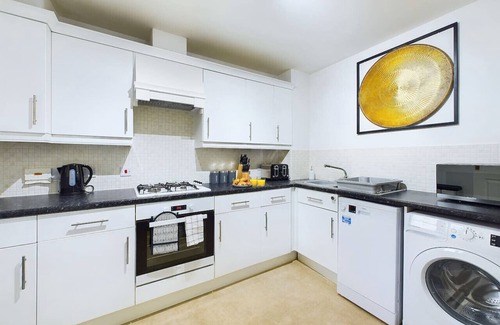 Cheltenham House | Ideal For Business | Long Stays | Parking & Wifi