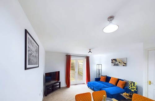 Cheltenham House | Ideal For Business | Long Stays | Parking & Wifi