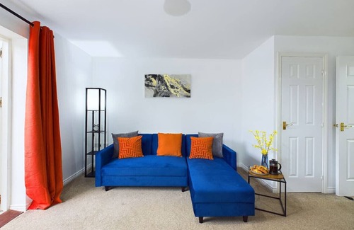 Cheltenham House | Ideal For Business | Long Stays | Parking & Wifi