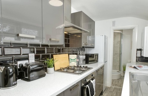 Lincoln House | Ideal For Contractors, Spacious House | Free Wi-Fi