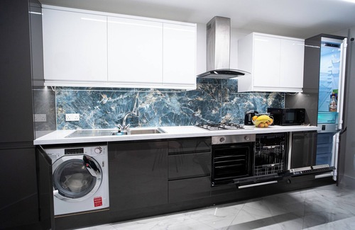 Bouvet Island House | Ideal for mid or long-term stays Dagenham.Modern 3 bedroom house, Parking/Garden