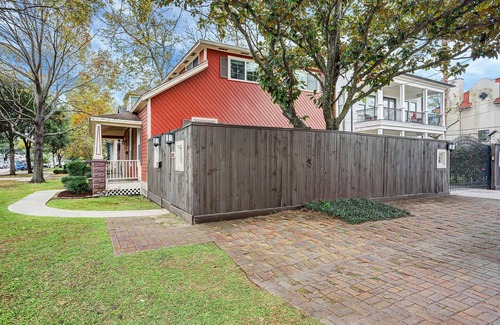 Greater Heights House | Ideal Heights Location; Walk to Many Attractions