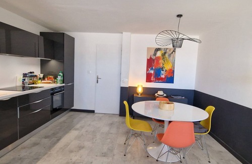 Sanary-sur-Mer Apartment | IDEAL LOCATION, CLOSE TO EVERYTHING; SPLENDID VIEW of the SEA and the POINTUS