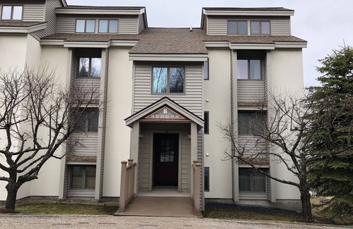 Stratton Mountain Condo | IDEAL LOCATION: Renovated Condo, Ski-In Walk Out To Tamarack Lift And Village