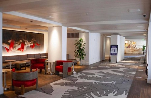Waikiki Hotel | Ideal Mix of Comfort and Value! Oceanfront, Outdoor Swimming Pool!