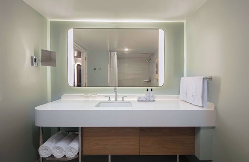 Flagami Hotel | Ideal Mix of Comfort and Value! Free Airport Shuttle, Pet-friendly Stay!