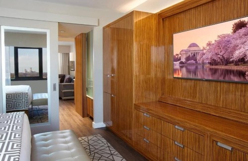 West End House | Ideal Mix of Comfort and Value! Onsite Pool, Parking, Near The Capitol