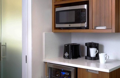 West End House | Ideal Mix of Comfort and Value! Onsite Pool, Parking, Near The Capitol