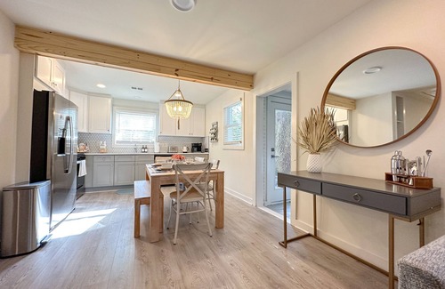 North Charleston House | Ideal Park Circle home to explore Charleston - minutes to restaurants & shops