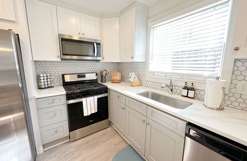 North Charleston House | Ideal Park Circle home to explore Charleston - minutes to restaurants & shops