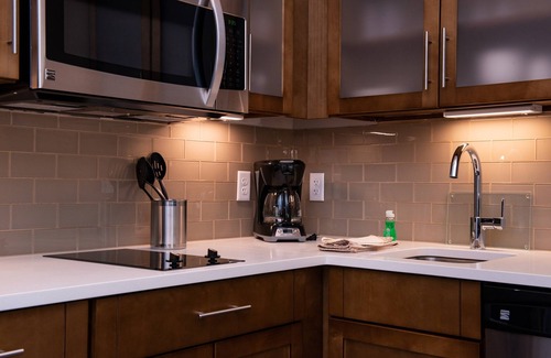 St. George Apartment | Ideal Retreat! King Suite Near Dixie State University | Complimentary Breakfast + Shared Pool & Hot Tub
