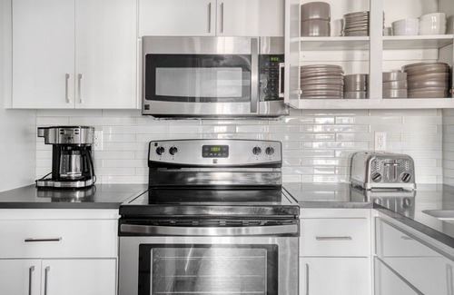 Sunnyvale Apartment | Ideal Sunnyvale 2BR w/A/C, Parking & Pool, walk to Apple, by Blueground