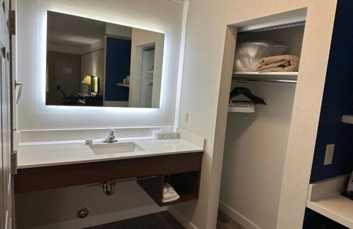 Bonita House | Ideally situated just outside of Los Angeles!