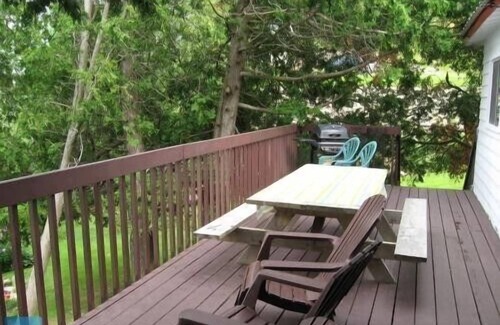 Port Loring Cottage | Idle-a-While 4 Bdrm Private Cottage - Port Loring