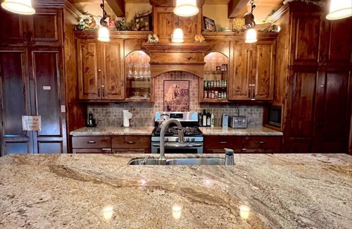 Idyllwild Cabin | Idyll-Lodge Executive Retreat on Strawberry Creek, Spa, AC, 1.5 Acre, 3 King Bed, Secluded!