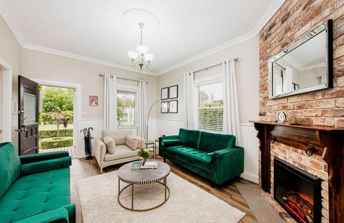 Central Mudgee House | Idyllic Country Cottage Escape at The Secret Garden