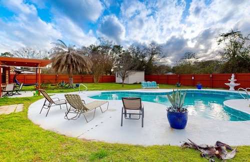 North Northwest Pensacola House | Idyllic Dog-Friendly Retreat w/ a Pool & Firepit