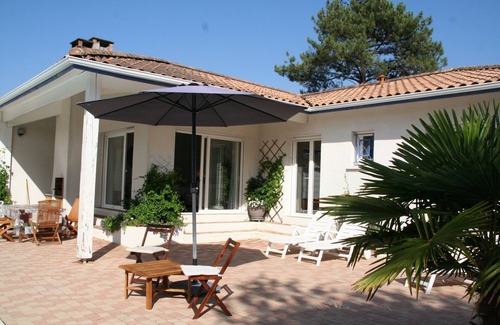 Lacanau-Ocean House | Idyllic garden with a great pool area, nice decor!