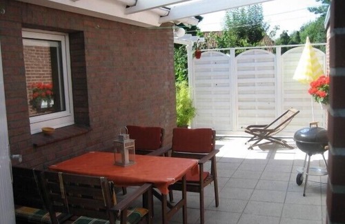 Rostrup House | Idyllic house, at historic clinker brick street with linden trees