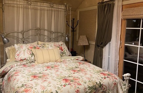 Old Bend Cottage | Idyllic River Willow Cottage on the Deschutes River, steps from downtown Bend