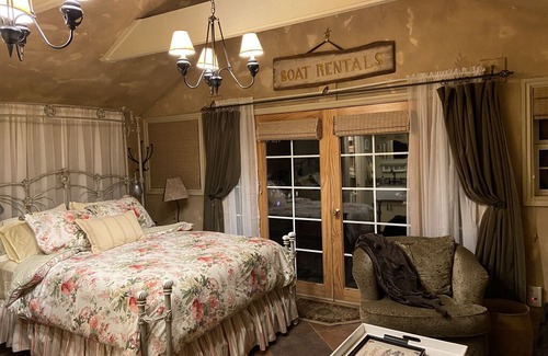 Old Bend Cottage | Idyllic River Willow Cottage on the Deschutes River, steps from downtown Bend