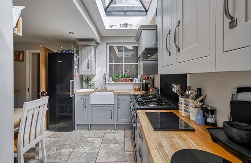 Chester Cottage | Idyllic Victorian Cottage Open Fire, Hot Tub, Sleeps 8, City 5 mins, Zoo 15 mins