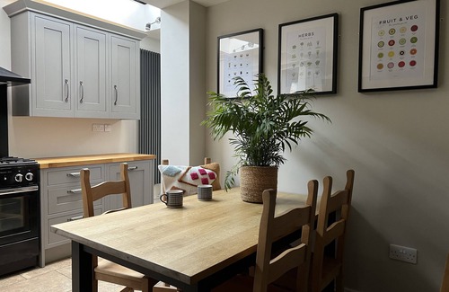 Chester Cottage | Idyllic Victorian Cottage Open Fire, Hot Tub, Sleeps 8, City 5 mins, Zoo 15 mins