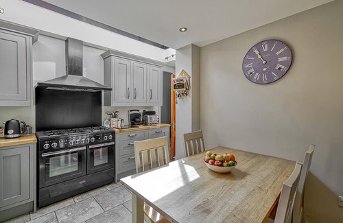 Chester Cottage | Idyllic Victorian Cottage Open Fire, Hot Tub, Sleeps 8, City 5 mins, Zoo 15 mins