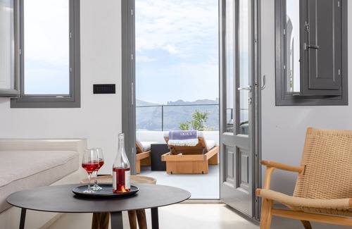 Oia Hotel | IKIES Santorini