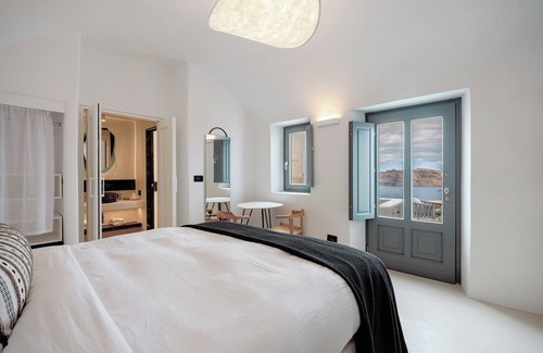 Oia Hotel | IKIES Santorini