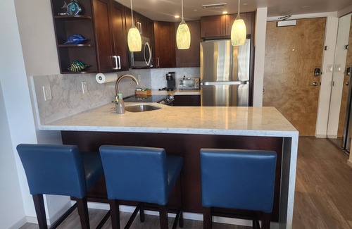 Waikiki Condo | Ilikai 1129 - Fully remodeled unit with full kitchen and spectacular ocean view