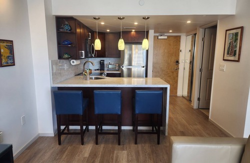 Waikiki Condo | Ilikai 1129 - Fully remodeled unit with full kitchen and spectacular ocean view