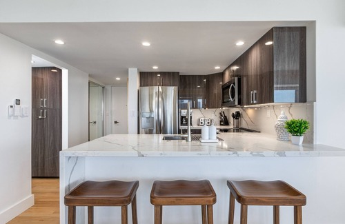 Waikiki Condo | ILIKAI NEWLY RENOVATED OCEAN VIEW ONE FREE PARKING