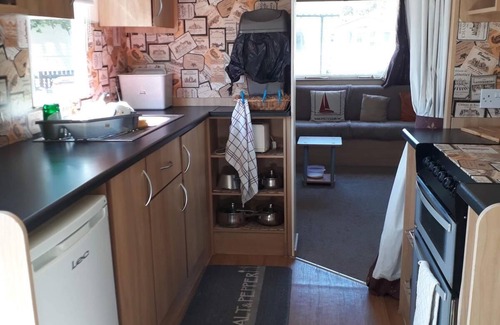St Leonards-On-Sea Cabin | Immaculate 3-Bedroom Caravan on Combe Haven.