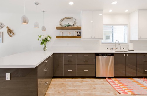 Santa Ana Heights House | Immaculate, beautiful duplex with AC, bikes and beach gear - steps to sand!