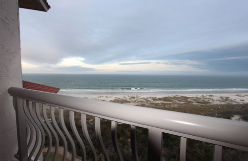 Fernandina Beach Condo | Immaculate OCEANFRONT condo steps away from the beach!
