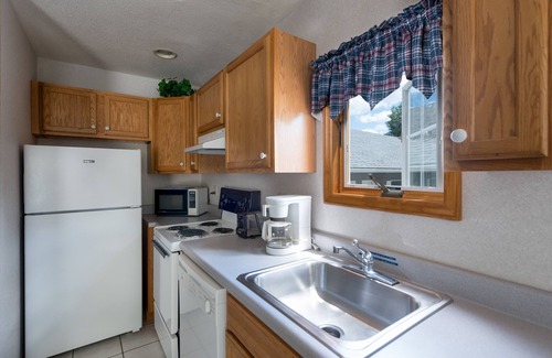 Lake George House | Immaculate Rental Houses in Lake George. Full Hotel Amenities. Heated Pool