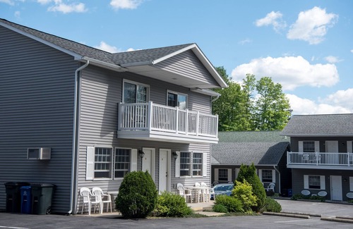 Lake George House | Immaculate Rental Houses in Lake George. Full Hotel Amenities. Heated Pool