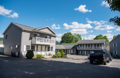 Lake George House | Immaculate Rental Houses in Lake George. Full Hotel Amenities. Heated Pool