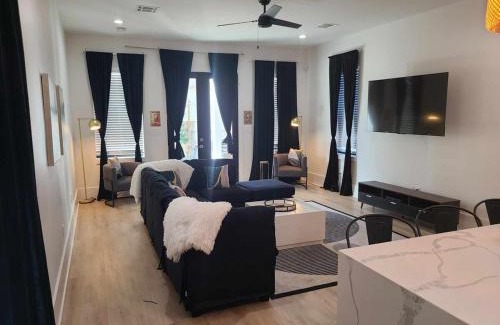 Tulane - Gravier House | Immaculate Superdome Home Parking Yard TVs Ensuite