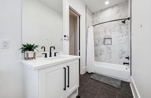 Tulane - Gravier House | Immaculate Superdome Home Parking Yard TVs Ensuite