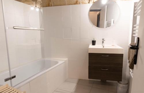 Saint-Gilles Apartment | Immeuble 3 Apparts Centre historique St Gilles MaisoncarreeConciergerie