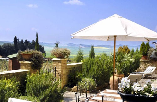 Asciano Villa | Imposing villa with 5 apartments ideal for groups. Pool.