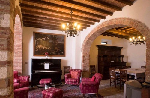 Asciano Villa | Imposing villa with 5 apartments ideal for groups. Pool.
