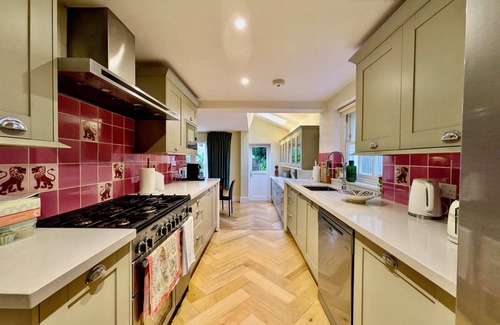 Tulse Hill House | Impressive 5BR family home in Leafy