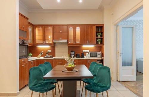 Inner City Budapest Apartment | in a historic building elegant apartment next to a metro stop