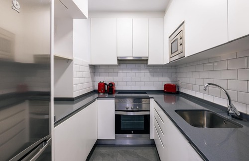 Chueca Apartment | In chueca by Gran via 1130 SQF 105 - SM big apartment with view, Super center