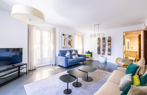 Chueca Apartment | In chueca by Gran via 1130 SQF 105 - SM big apartment with view, Super center