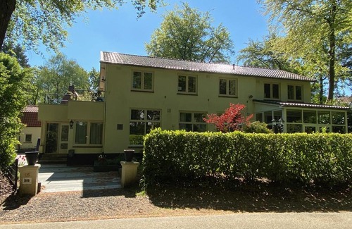 Apeldoorn Bed & Breakfast | In de aap gelogeerd