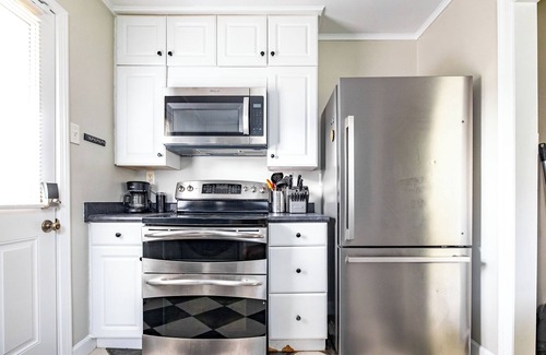 Berclair House | In-home fitness; Desk + TV in each bedroom